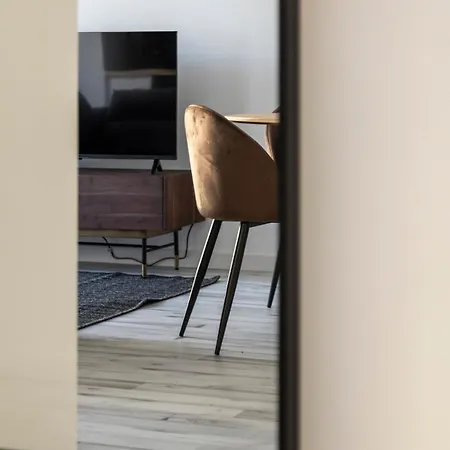 Flat 6 Apartment *