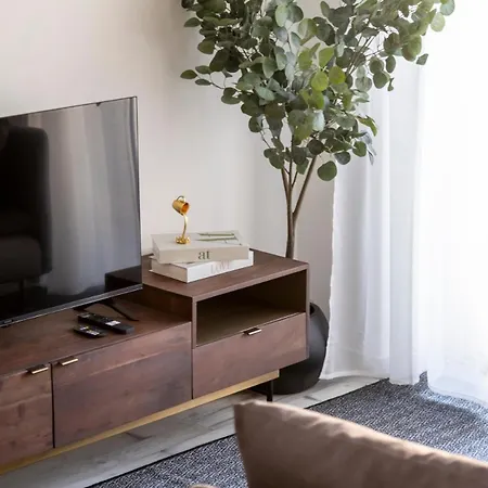 Flat 6 Apartment *